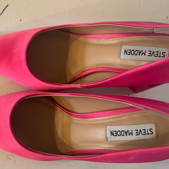 Steve Madden Neon Pink Pointed Block Heel Pump - Picture 3 of 6